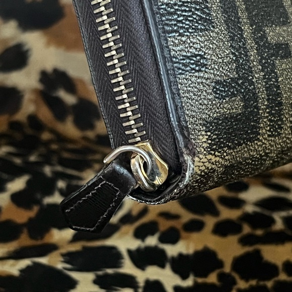 **AUTHENTIC FENDI ZIPPY WALLET** - Picture 6 of 8